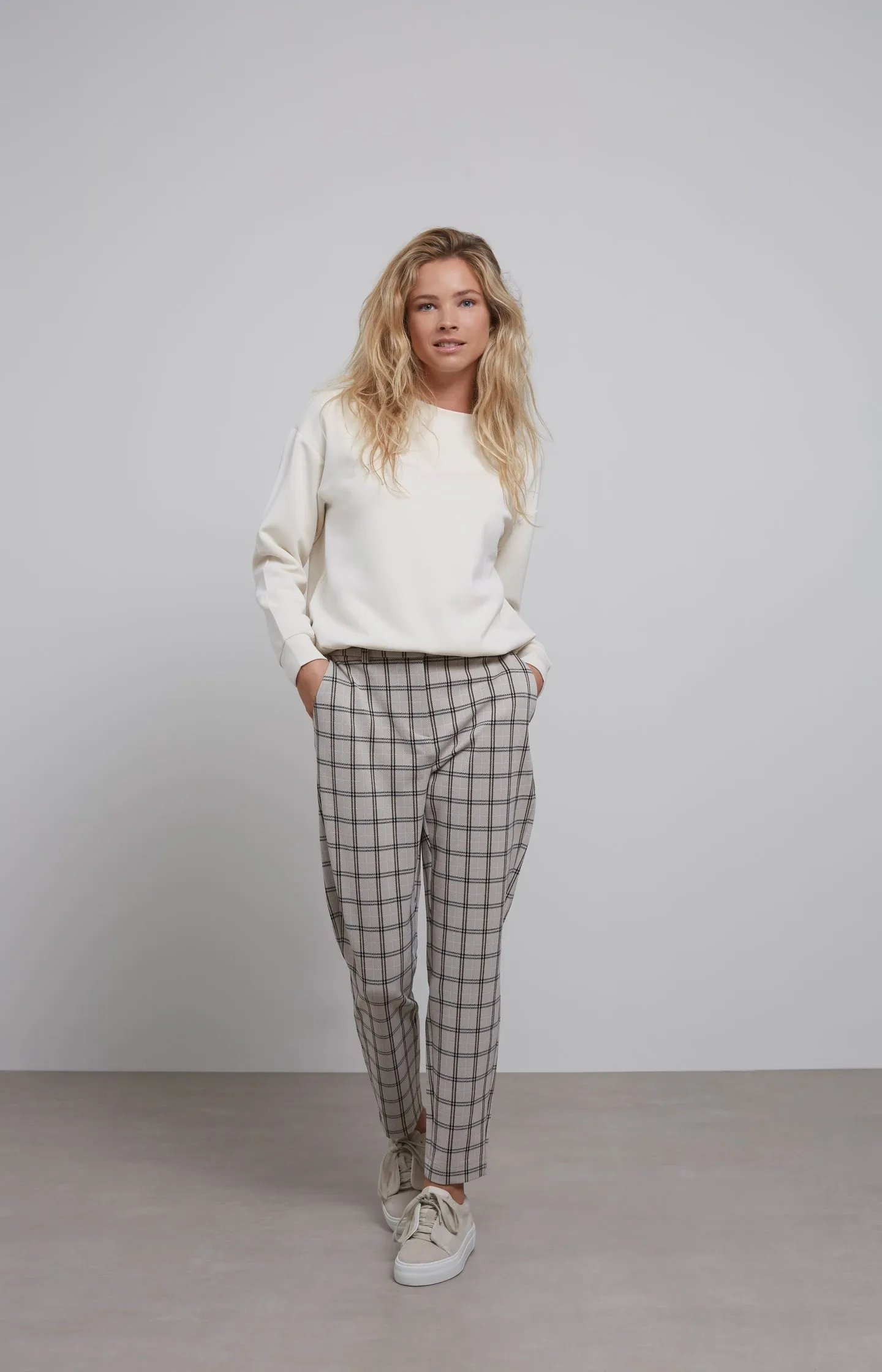 Chino trousers with straight leg, pockets and check print